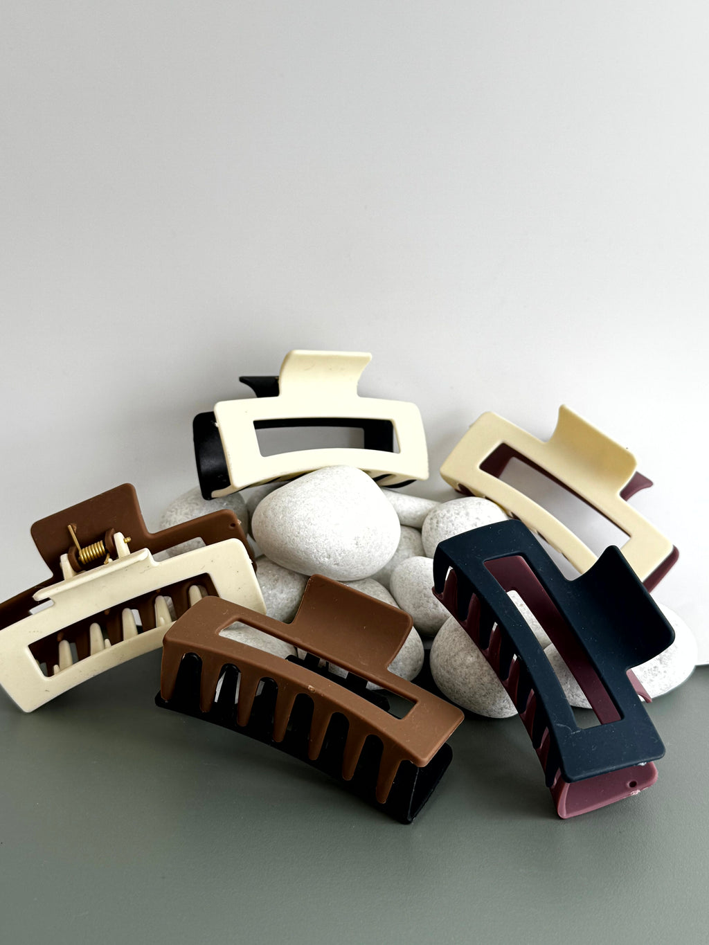 Dual-Tone Frame Claw Clip