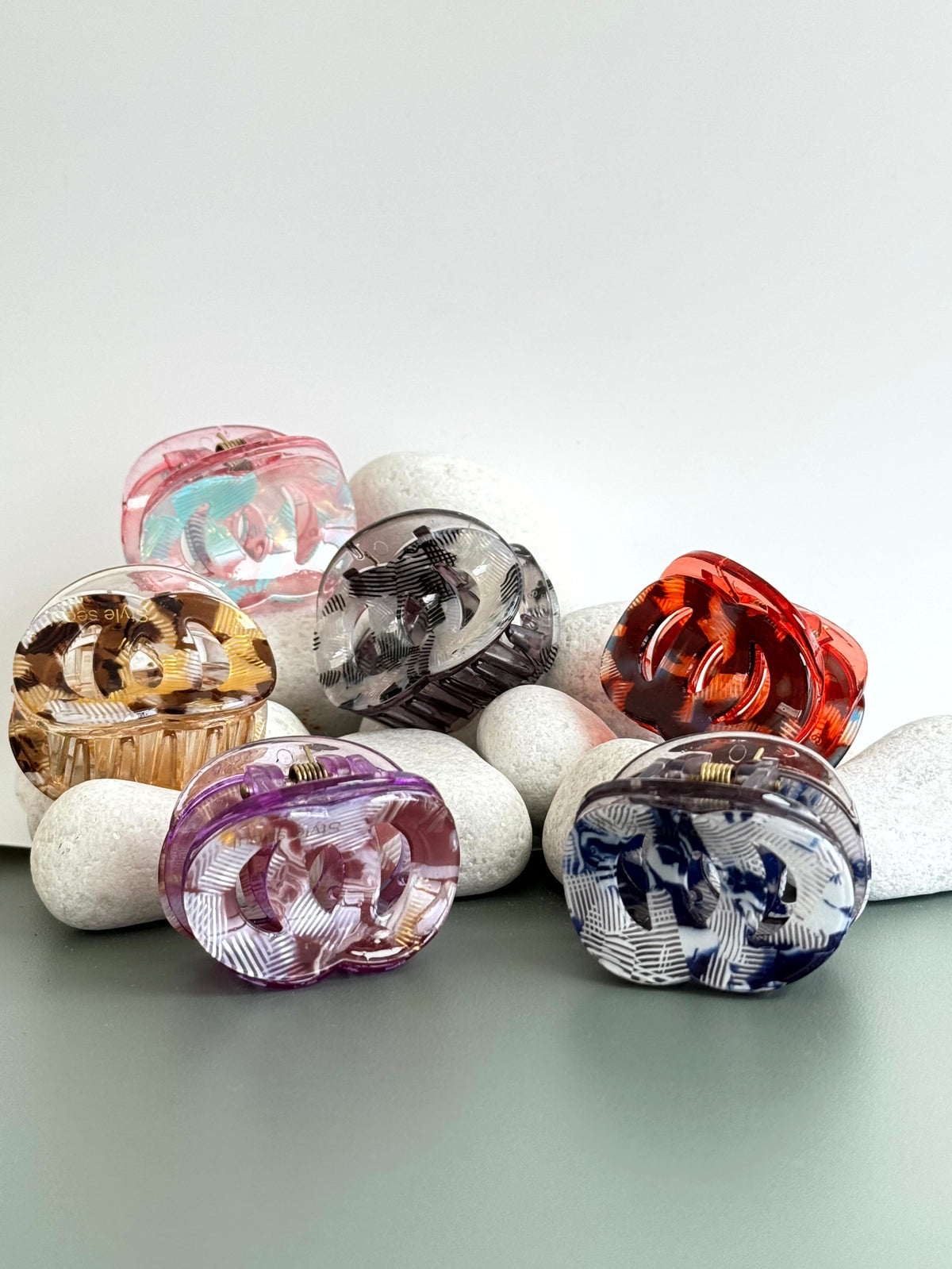 Premium Retro Mosaic Oval Claw Clips