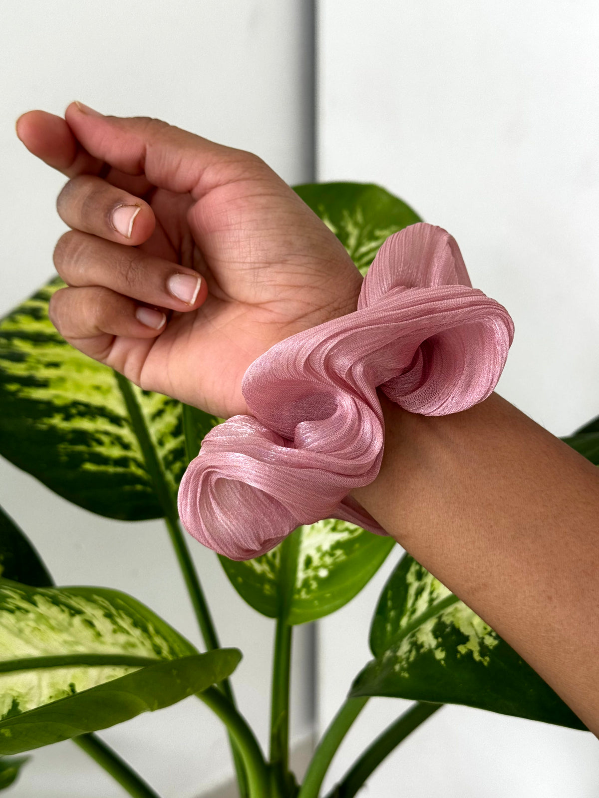 Premium Flow Scrunchie [no pull hold]
