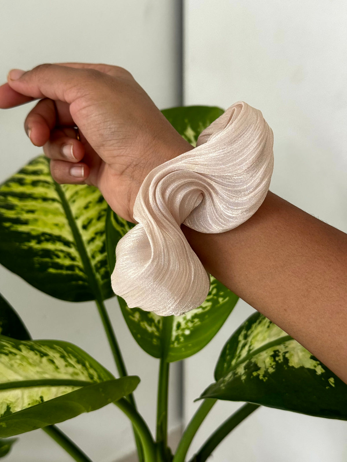 Premium Flow Scrunchie [no pull hold]