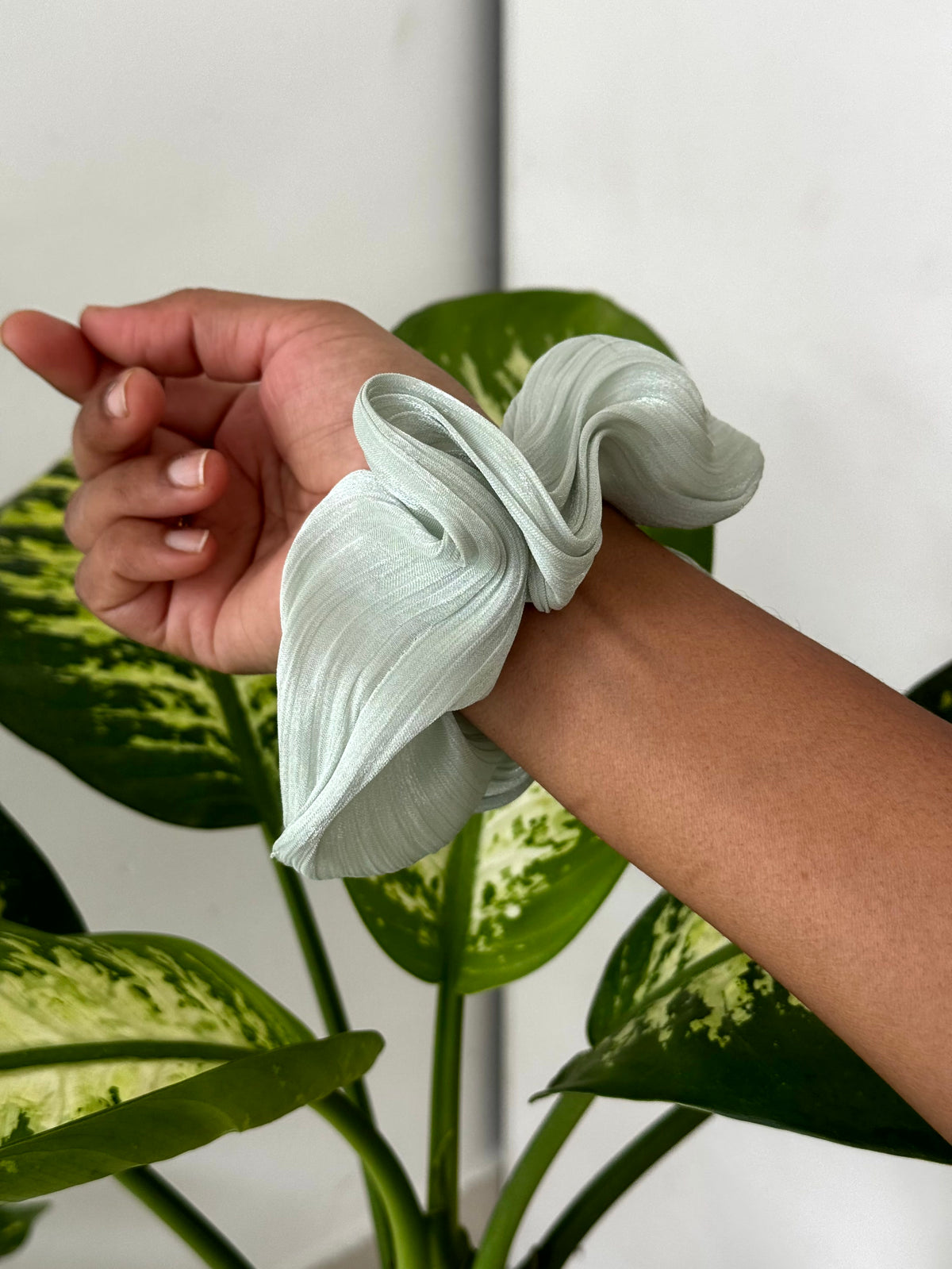Premium Flow Scrunchie [no pull hold]