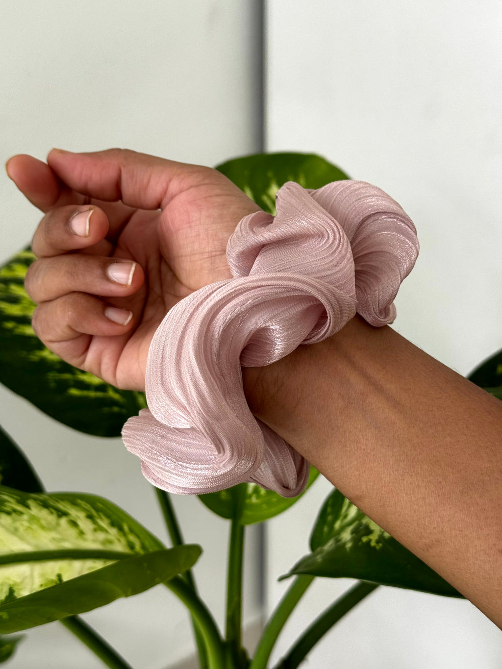 Premium Flow Scrunchie [no pull hold]