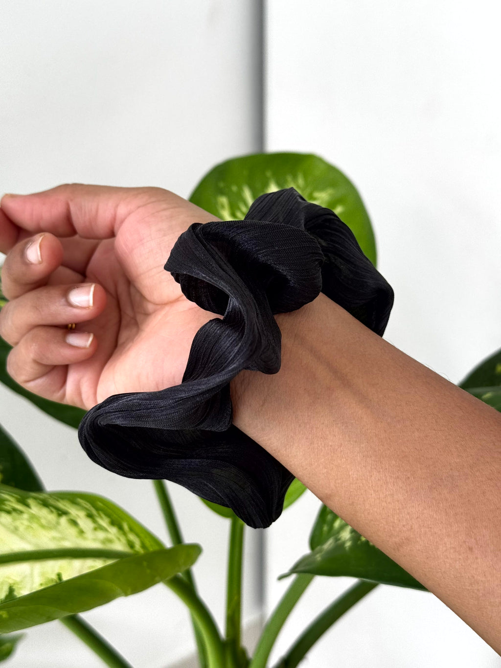 Premium Flow Scrunchie [no pull hold]