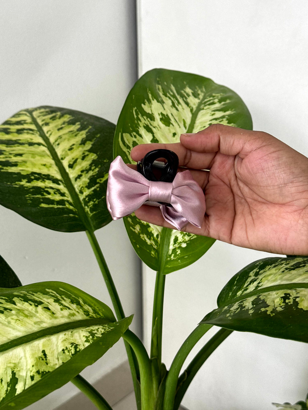 Satin Amora Mini Bow Claw